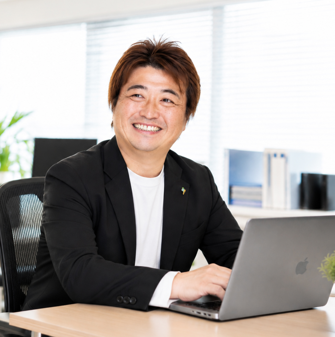 デスクでパソコンに向かう株式会社ふるくまの代表
