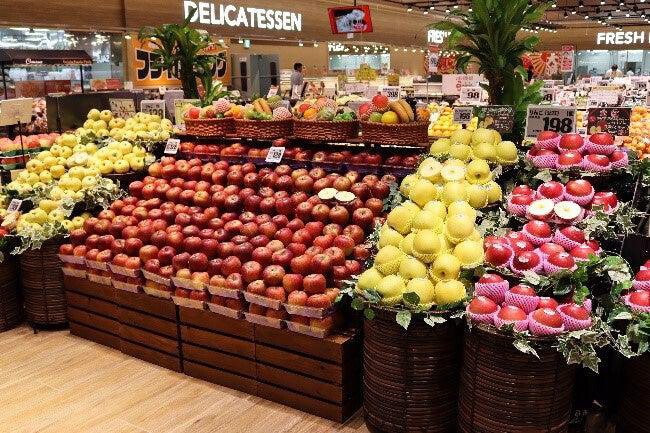 スーパーの青果売り場に陳列された果物と野菜
